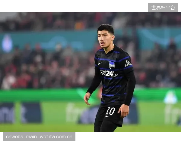 勒沃库森中场新星马扎以4500万欧身价登顶,阿尔及利亚队公布世界杯大名单总价值超2.6亿欧元。 勒沃库森中场新星马扎以4500万欧身价登顶,阿尔及利亚队公布世界杯大名单总价值超2.6亿欧元。